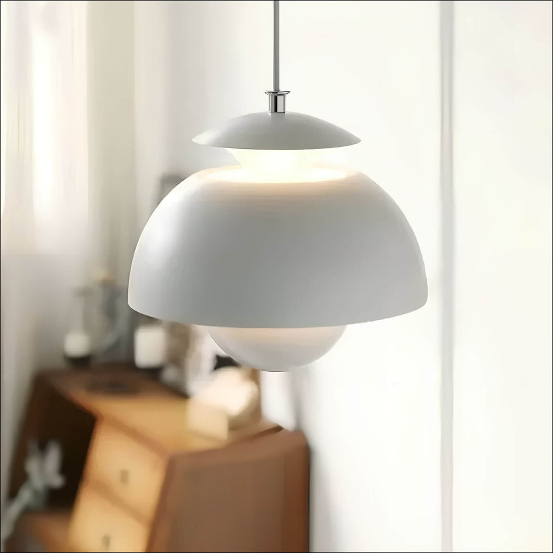 Éclairage plafonnier LED sphérique design, ajoutant une touche moderne et élégante à toute pièce.