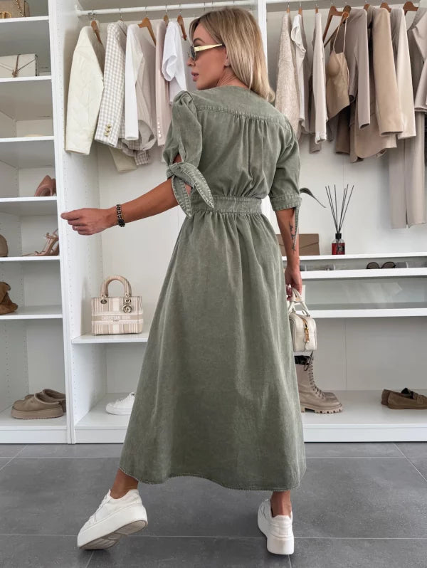 Robe midi femme en jean, col V, boutonnée, style féminin et élégant, parfaite mode printemps-été.