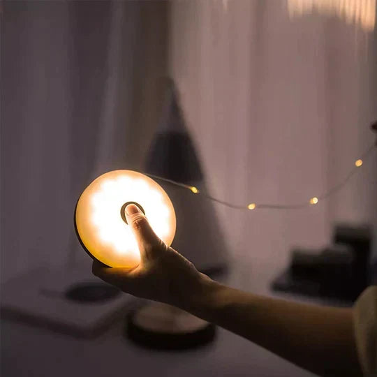 Éclairage d'ambiance LED pour camping, léger, robuste et rechargeable pour l'aventure.