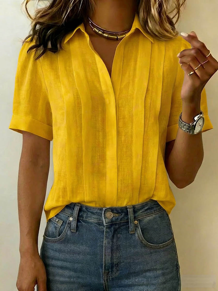 Chemise femme élégante en coton-lin léger. Manches courtes, col classique. Parfaite pour un look décontracté d'été.