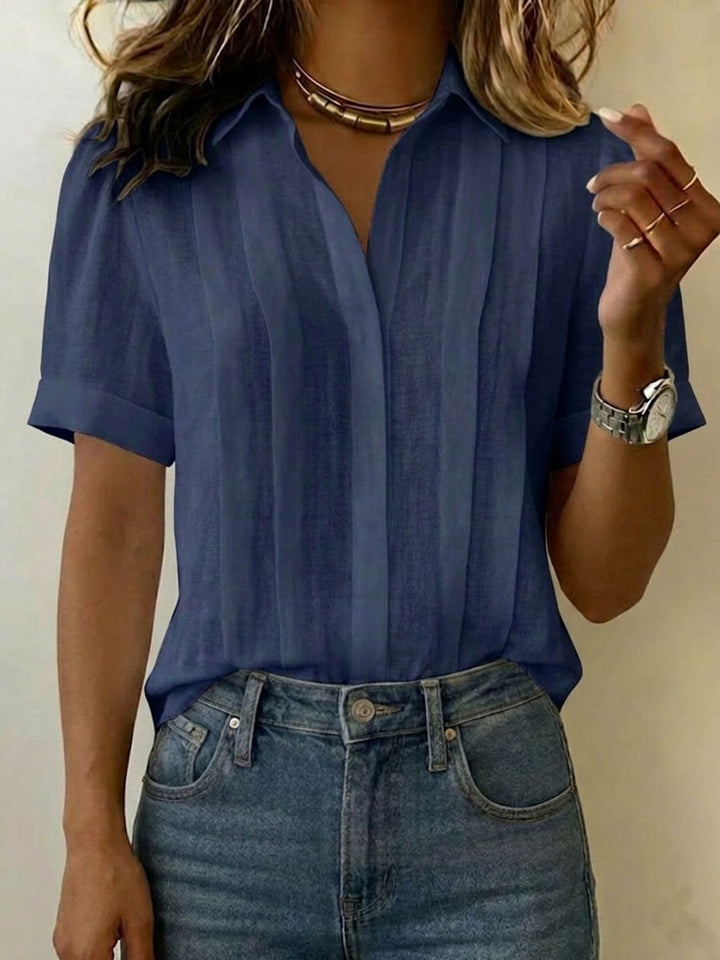 Confortable chemise femme en mélange coton-lin. Manches courtes décontractées, tissu léger et respirant pour l'été.