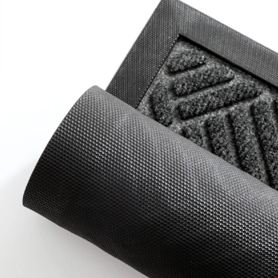 Tapis d'entrée noir très résistant, antidérapant. Parfait comme paillasson extérieur ou intérieur, assure une propreté durable.