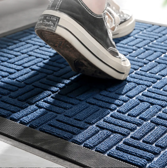 Paillasson antidérapant pour maison, capture saletés efficacement. Ce tapis d'entrée résistant est disponible en marron, noir et bleu.