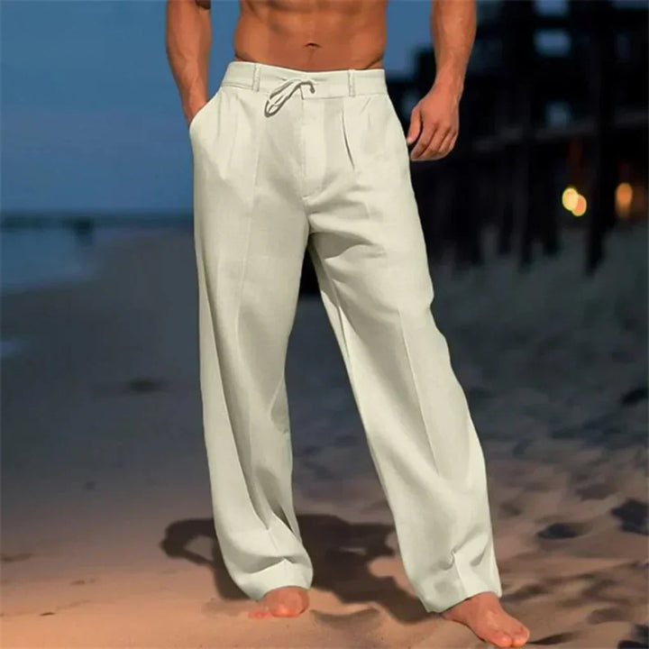 Gros plan sur les pinces d'un pantalon homme à jambes larges, polyvalent pour un style élégant.