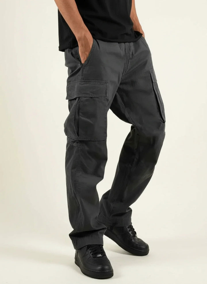 Pantalon cargo ample homme beige, style urbain décontracté. Confort et mode masculine, idéal pour usage quotidien.