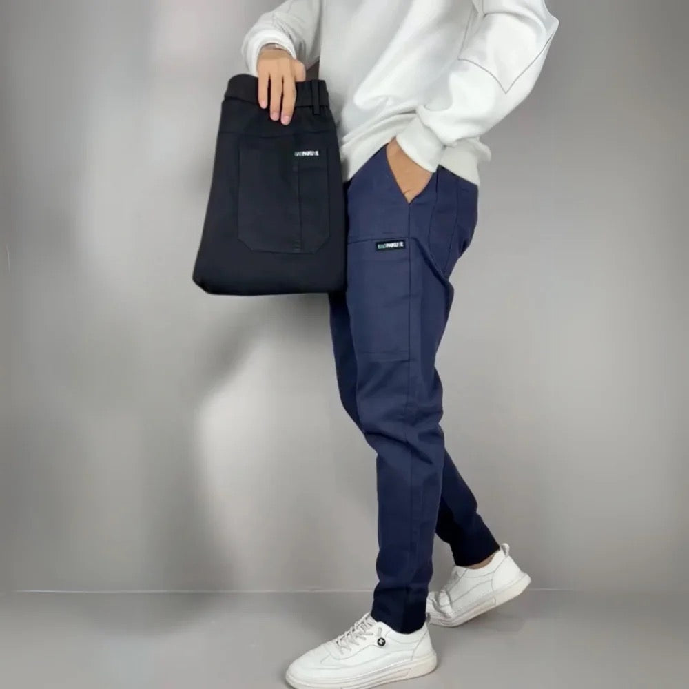 Pantalon cargo homme polyvalent, couleur kaki, avec multiples poches. Parfait pour un look décontracté ou aventurier.