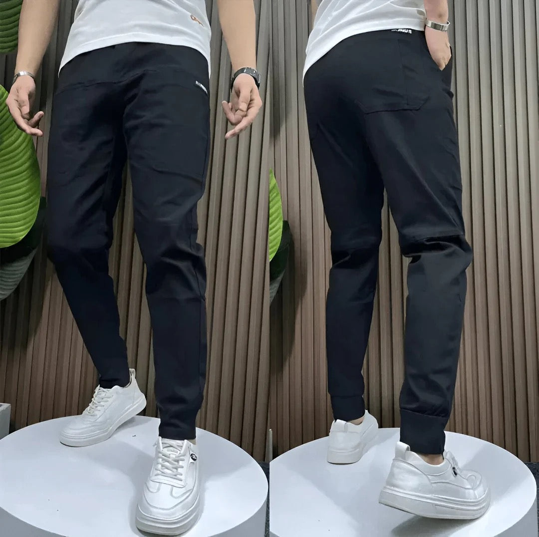 Pantalon cargo homme en tissu stretch durable, beige, avec poches latérales et arrière. Confort et fonctionnalité.