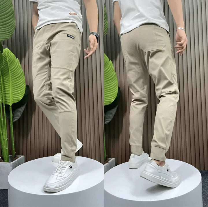 Pantalon cargo homme moderne, noir, coupe ajustée et stretch. Confortable et élégant pour usage quotidien décontracté.