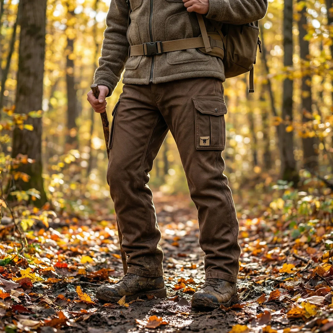 Pantalon cargo homme marron, tissu toile robuste et confortable. Style polyvalent pour le travail ou loisirs.