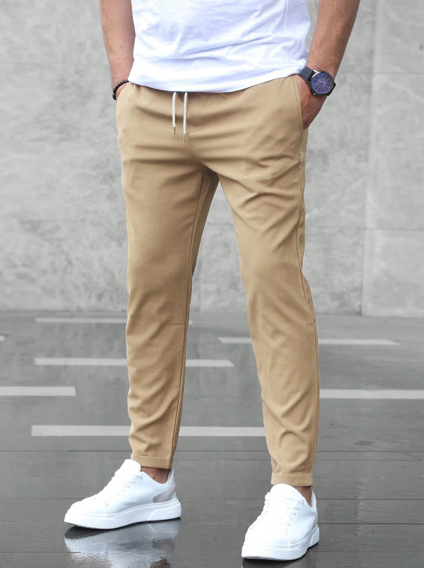 Pantalon chino homme coupe ajustée noir, offrant confort et élégance pour un look décontracté ou formel.