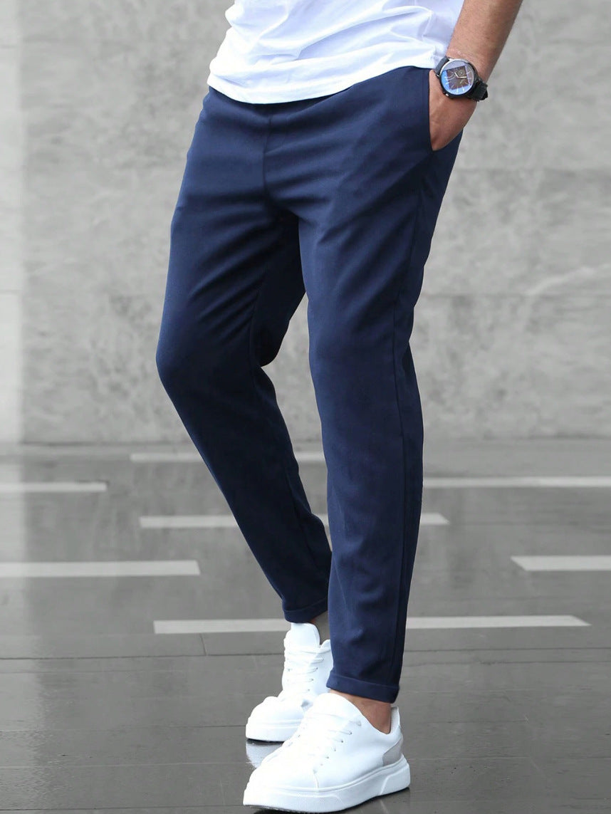 Détail des coutures et du tissu extensible d'un pantalon chino homme, synonyme de qualité et de polyvalence.