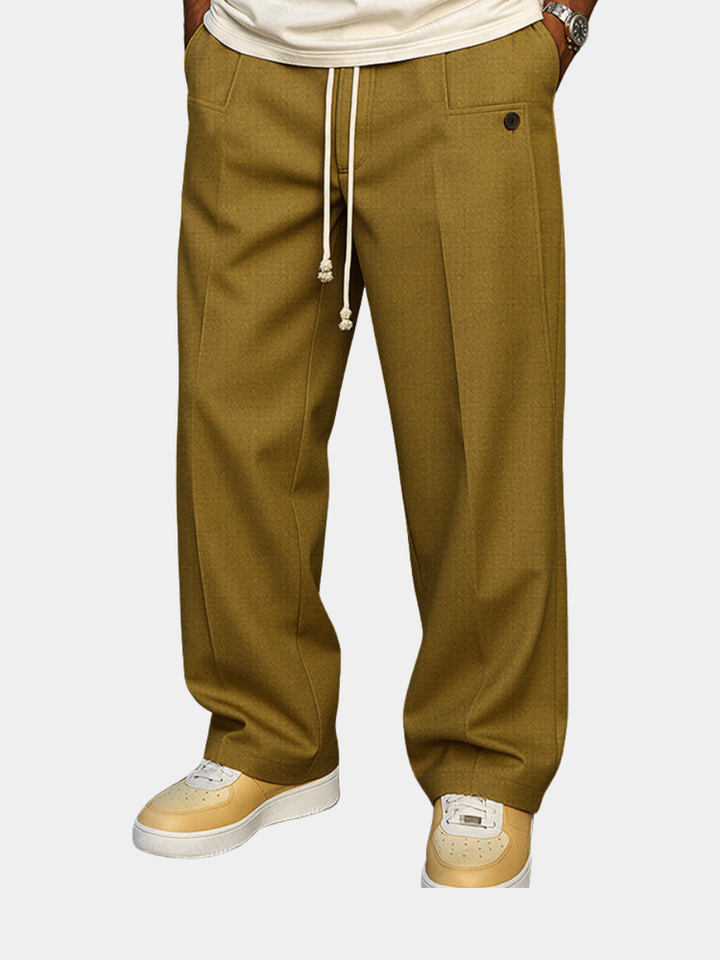 Pantalon chino homme beige ajustable, style élégant et infroissable pour le bureau ou décontracté.