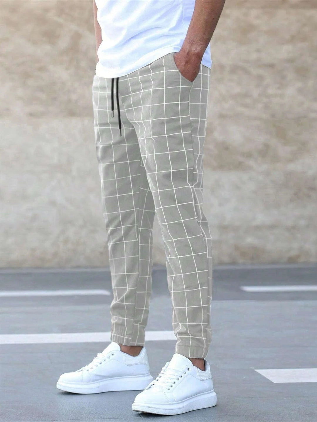 Vêtement casual homme : pantalon de jogging à carreaux polyvalent, doux et stylé pour toute occasion.