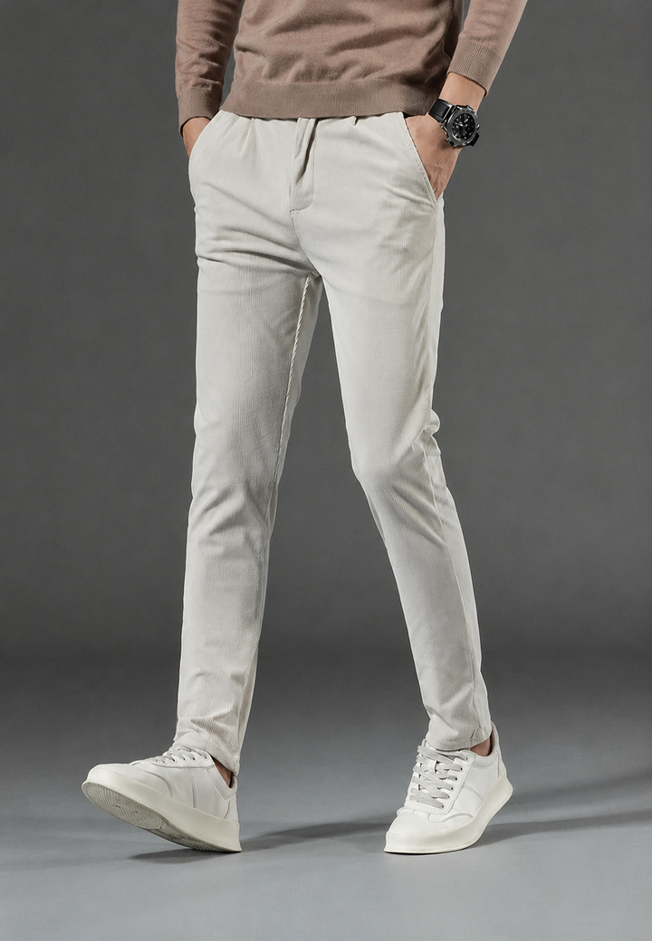 Pantalon homme velours côtelé ultra confortable, coupe droite moderne pour un look casual chic.