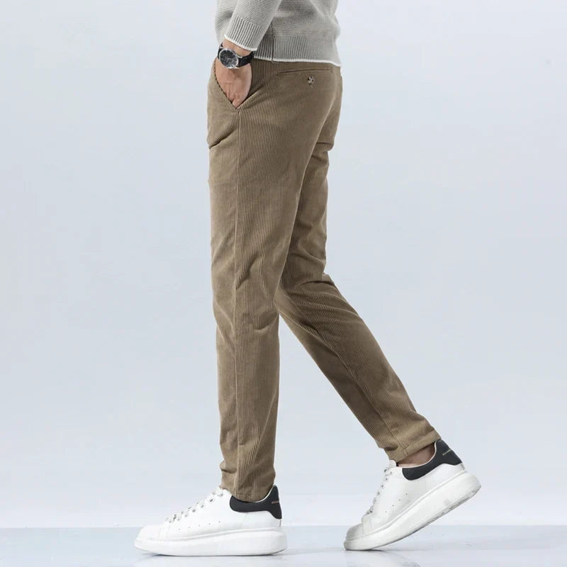 Pantalon homme velours côtelé polyvalent, coupe droite chic pour une tenue hivernale moderne.