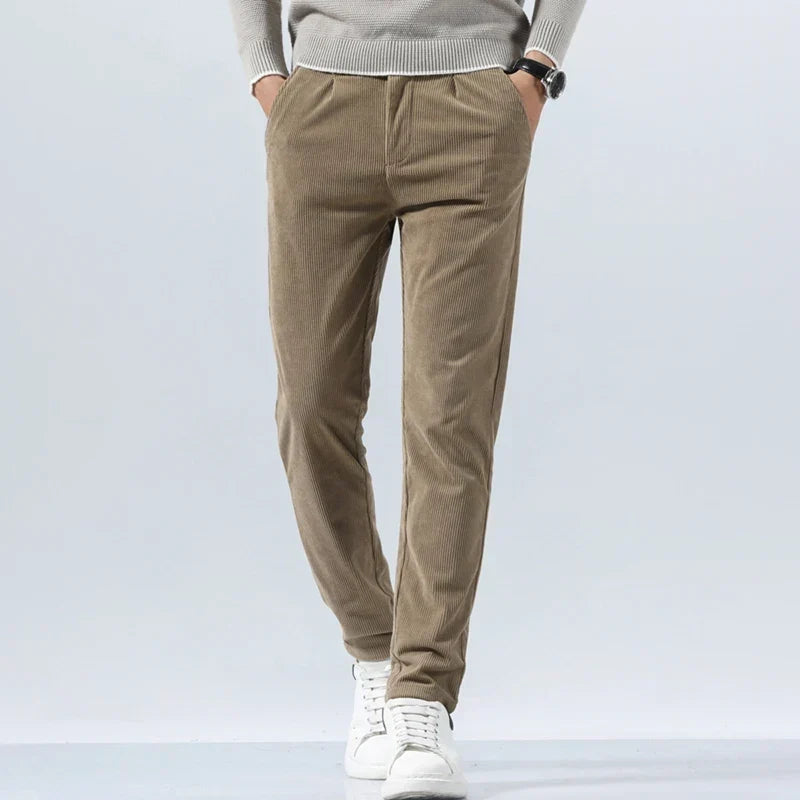 Pantalon homme gris velours côtelé, coupe droite classique, confort et élégance décontractée.