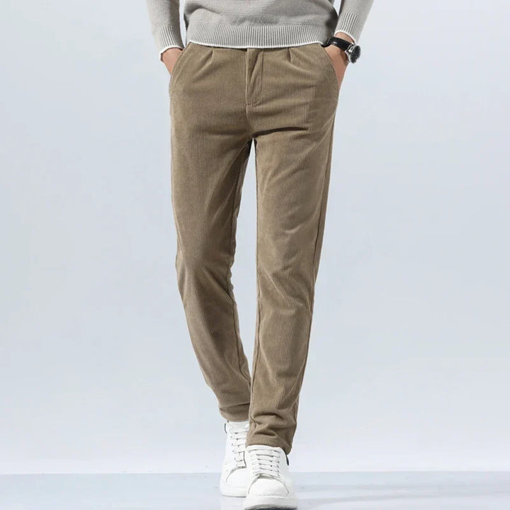 Pantalon homme gris velours côtelé, coupe droite classique, confort et élégance décontractée.