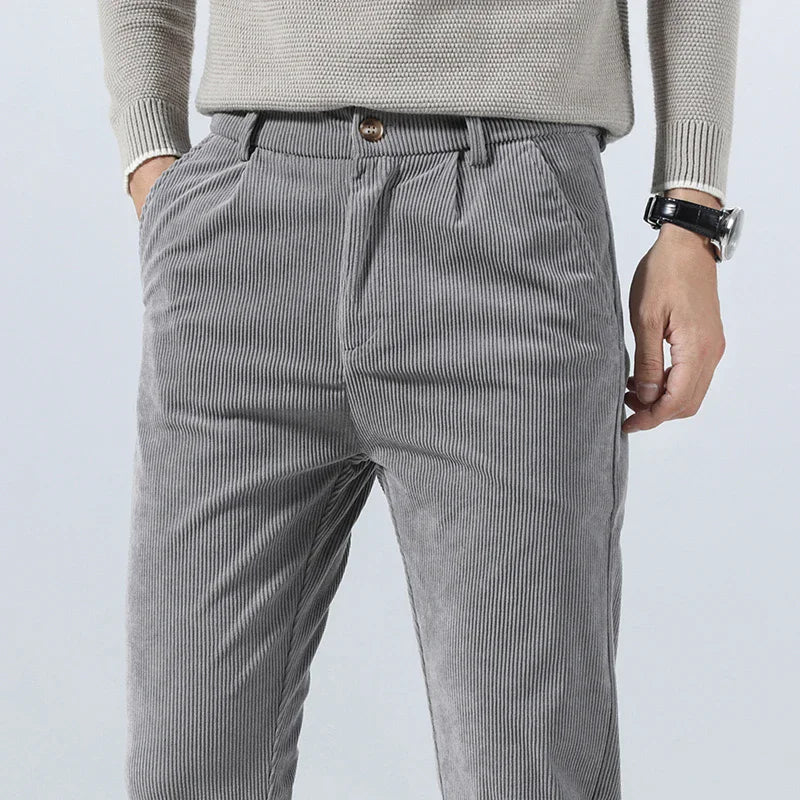 Pantalon homme gris en velours côtelé, coupe droite chic, idéal pour les tenues hivernales.