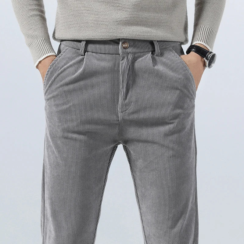 Pantalon homme kaki velours côtelé, coupe droite confortable, parfait pour l'automne et l'hiver.
