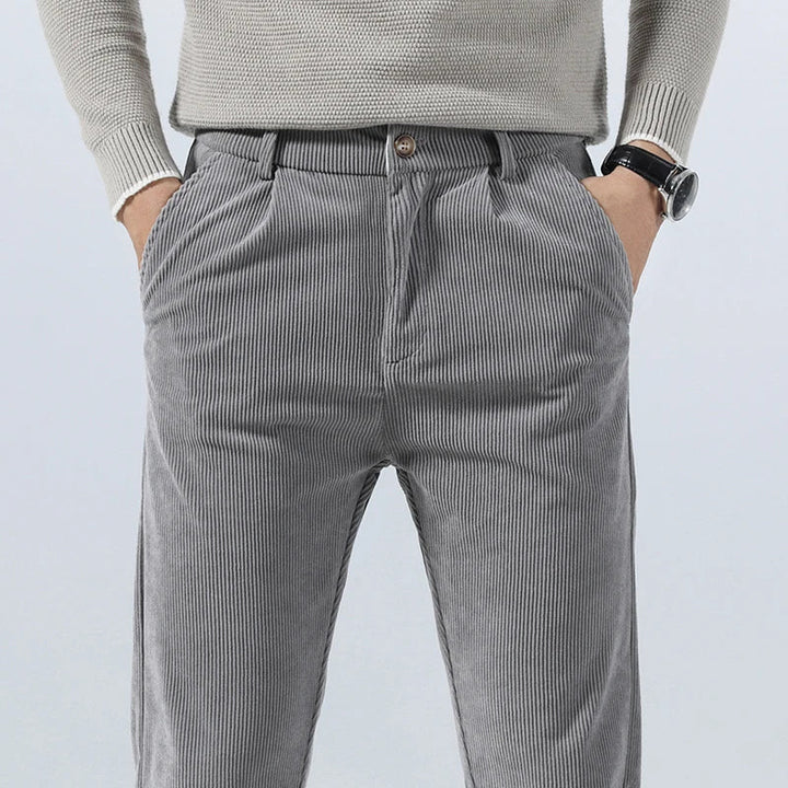 Pantalon homme kaki velours côtelé, coupe droite confortable, parfait pour l'automne et l'hiver.