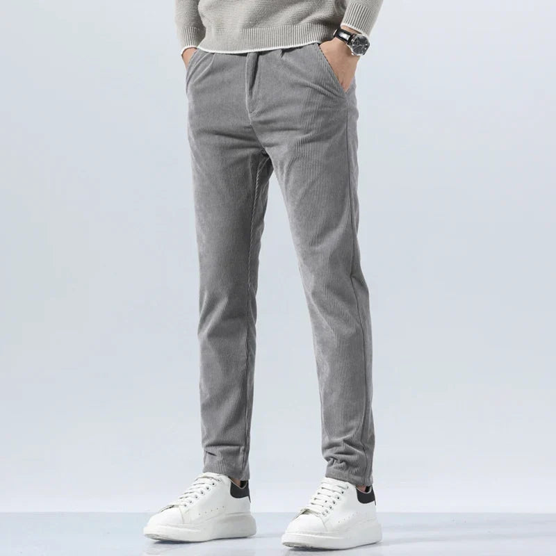 Pantalon homme blanc velours côtelé, coupe droite élégante, style casual chic décontracté.