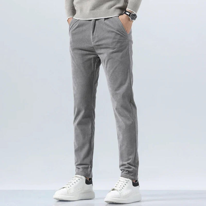 Pantalon homme blanc velours côtelé, coupe droite élégante, style casual chic décontracté.
