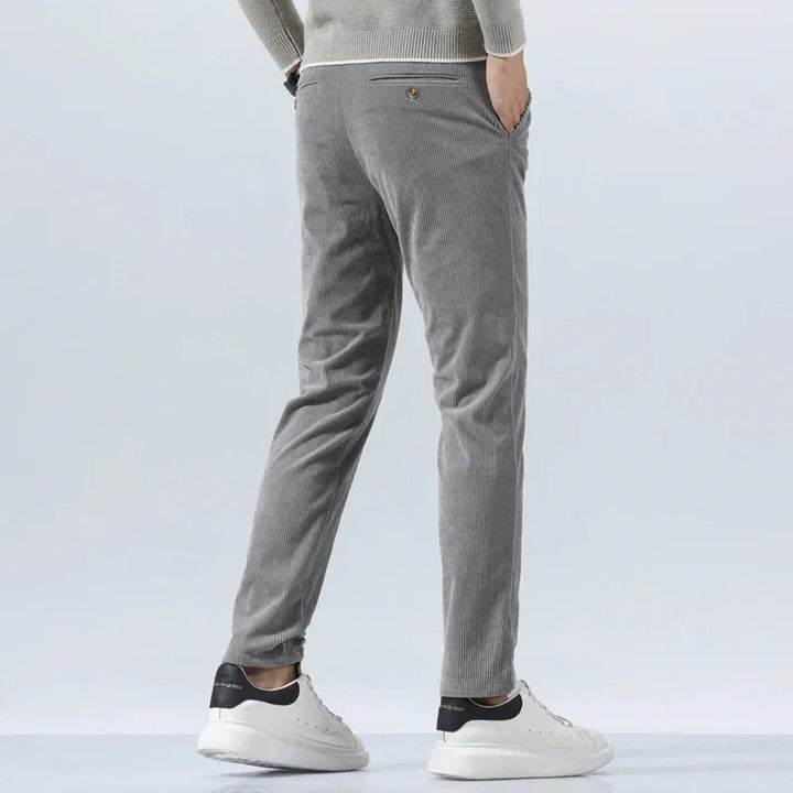 Pantalon homme velours côtelé coupe droite, idéal pour le bureau et les occasions décontractées chic.