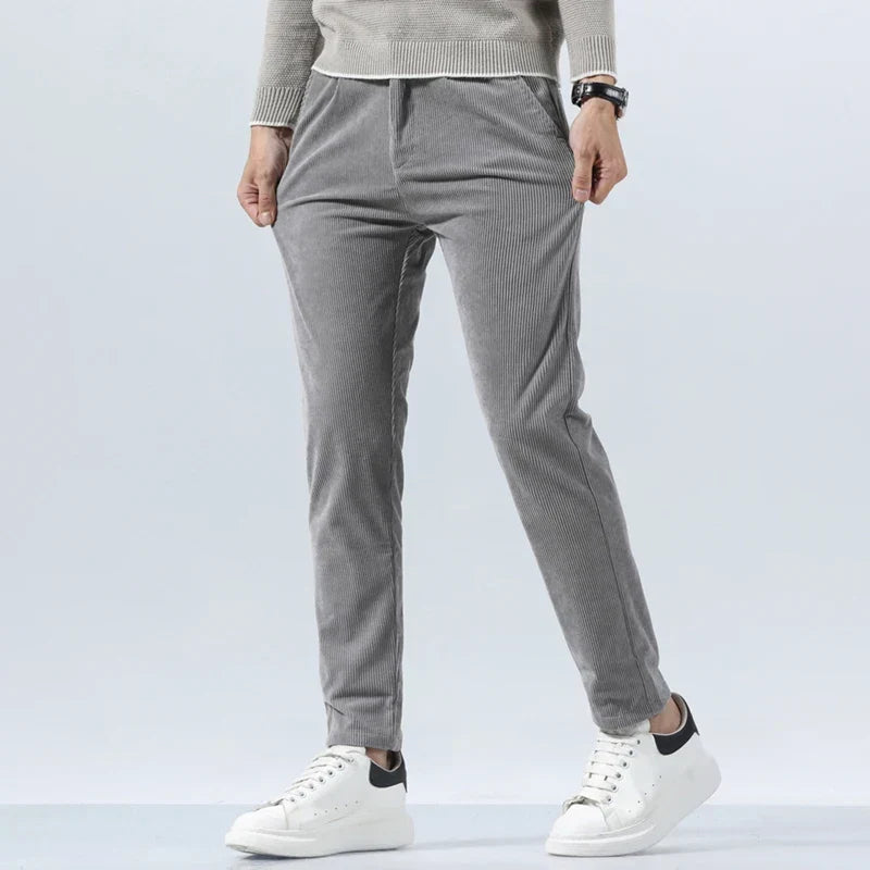 Pantalon homme en velours côtelé, coupe droite classique pour un look élégant et intemporel.
