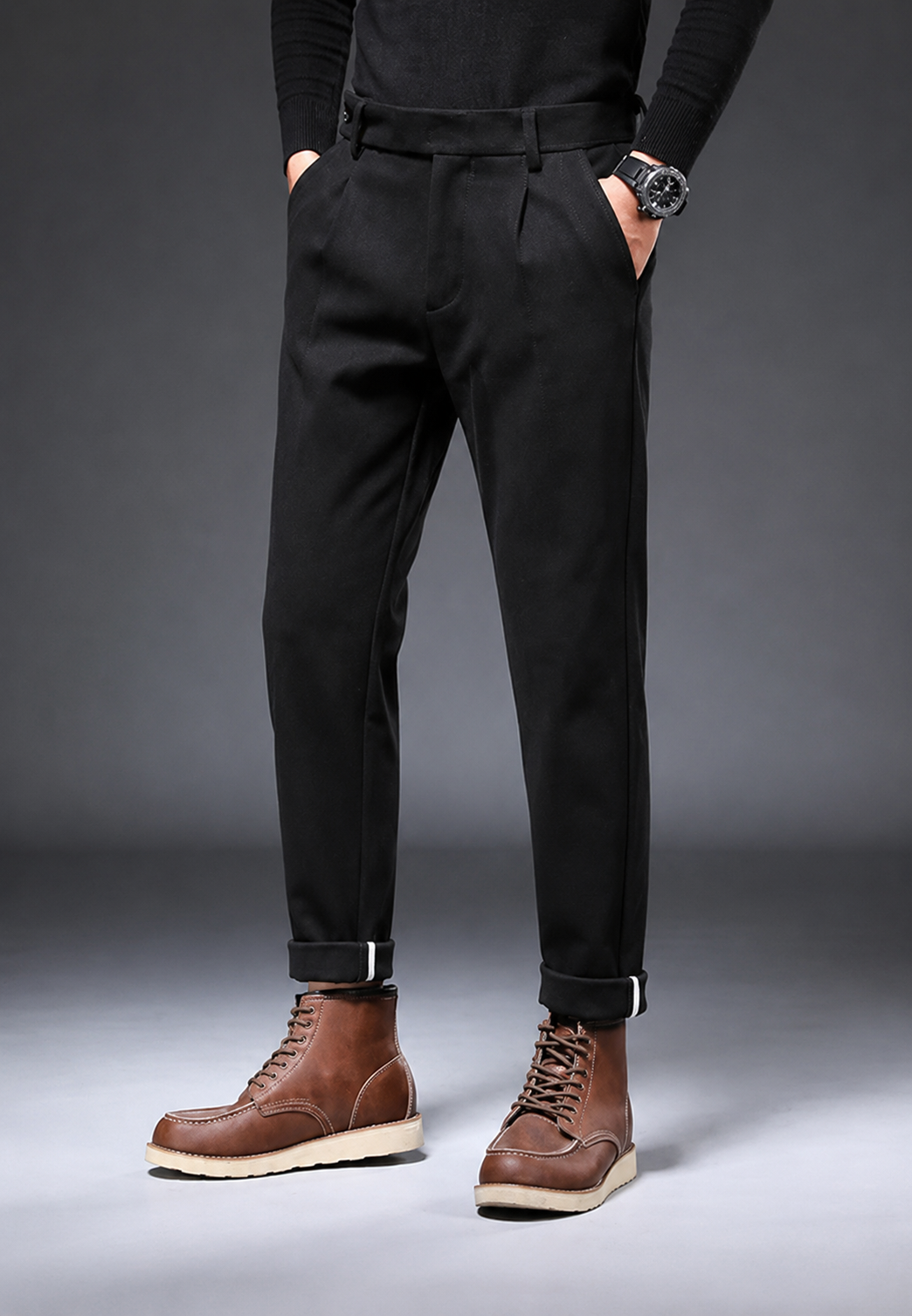Pantalon homme polyvalent à pinces, coupe droite. Idéal pour un look élégant automne/hiver, habillé ou casual.
