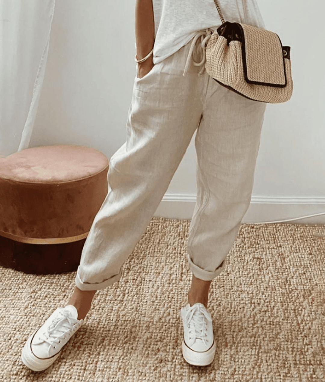 Pantalon femme casual chic, coupe confortable et design élégant. Parfait pour les journées décontractées.