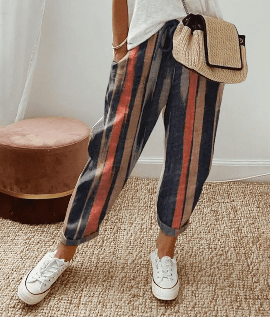 Pantalon décontracté femme, tissu léger et fluide. Offre un confort optimal pour un style élégant au quotidien.