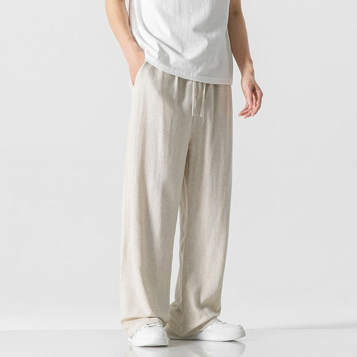 Style homme: pantalon léger et ample avec cordon, essentiel pour le confort printanier.