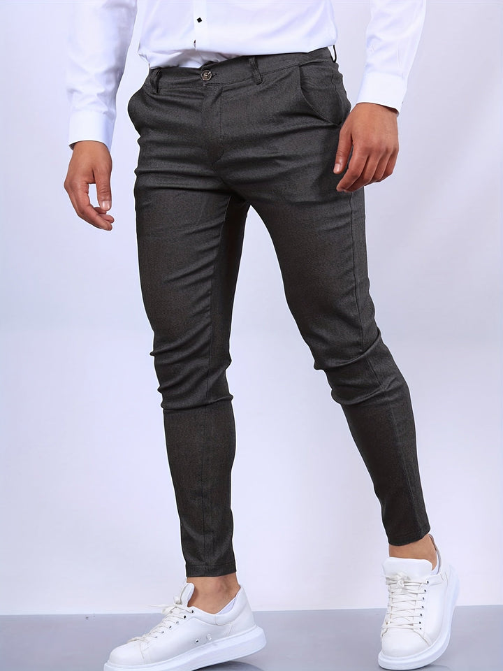 Gros plan sur le tissu stretch d'un pantalon chino homme coupe slim, assurant confort et liberté de mouvement moderne.