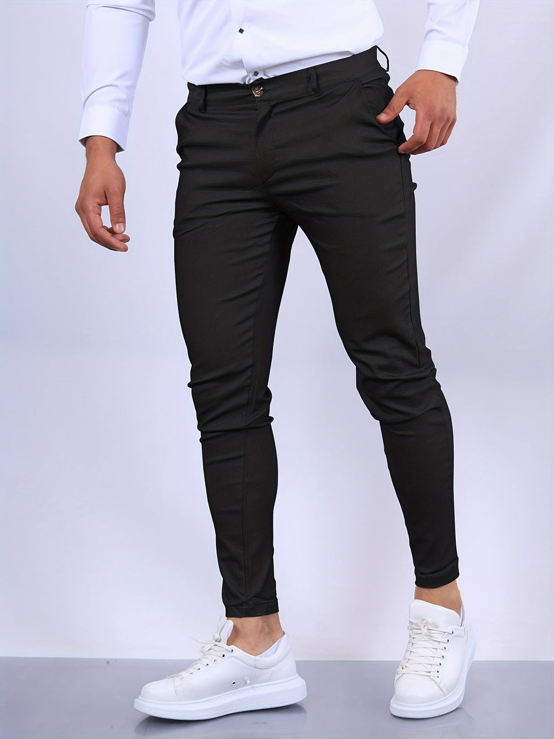 Homme portant un pantalon chino slim fit stretch, style moderne et habillé décontracté. Vêtement polyvalent pour lui.