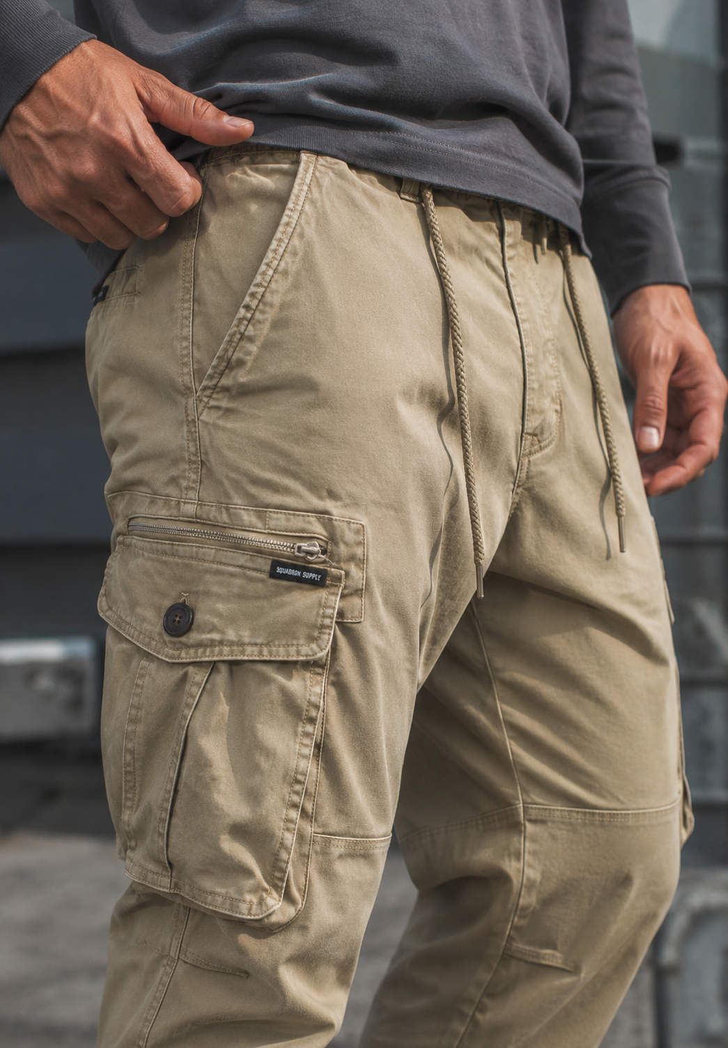 Mode homme: pantalon jogger cargo multi-poches pour un style décontracté et un confort optimal. Parfait streetwear.
