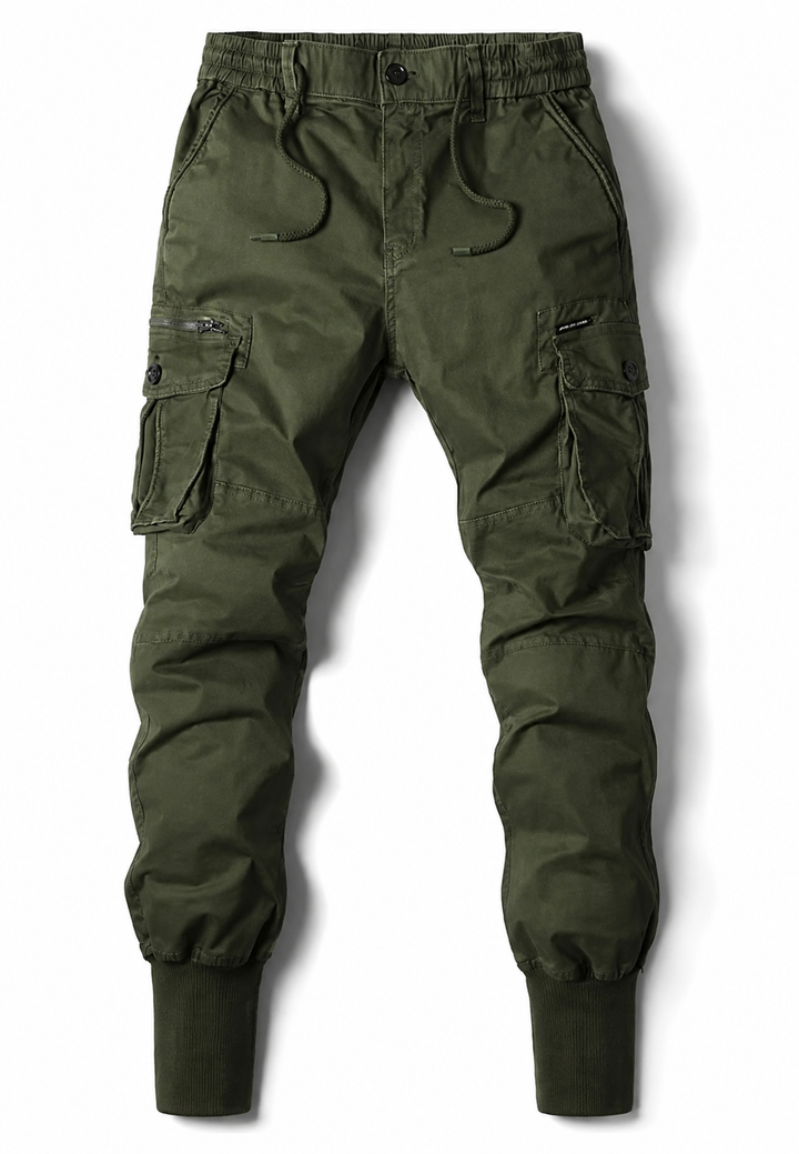 Pantalon homme jogger cargo multi-poches. Tissu confortable, style streetwear idéal. Détail des poches latérales.