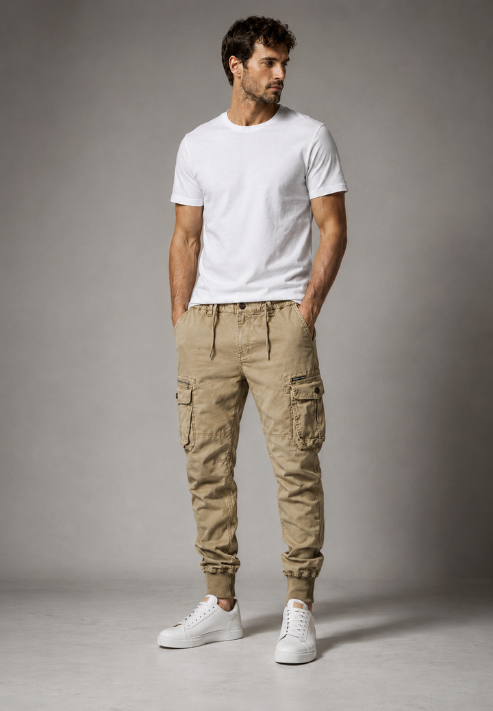 Pantalon jogger cargo homme confortable, multi-poches, idéal streetwear décontracté. Taille élastique, coupe ajustée.