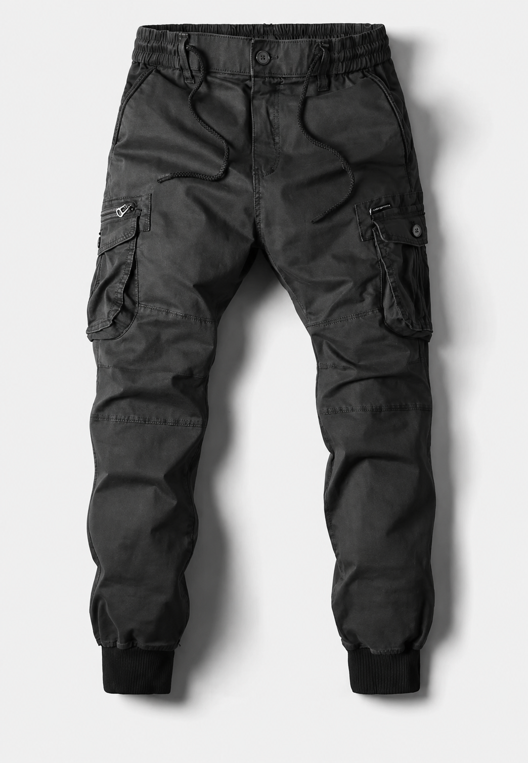 Vue frontale du pantalon jogger cargo homme, multi-poches. Coupe ajustée, taille élastique pour un look décontracté.