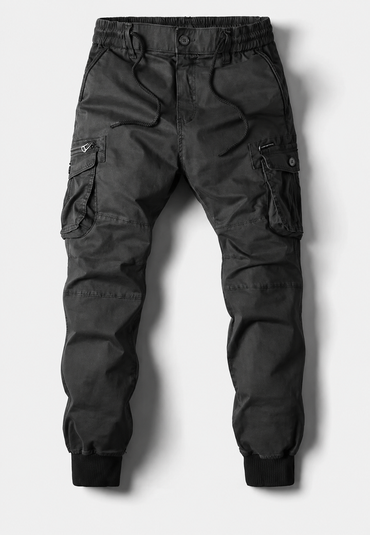 Vue frontale du pantalon jogger cargo homme, multi-poches. Coupe ajustée, taille élastique pour un look décontracté.