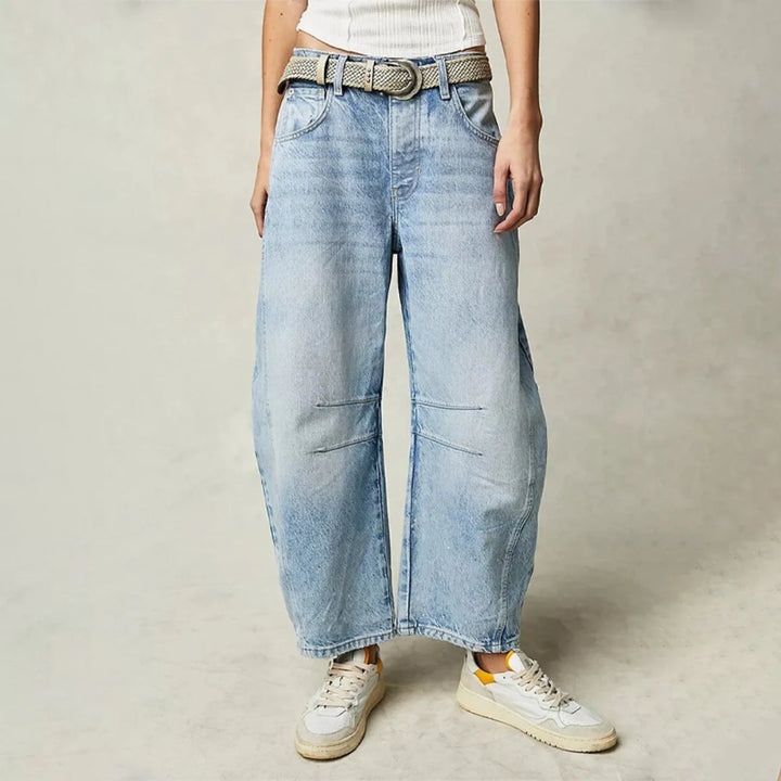 Pantalon large en denim pour femme, coupe confortable et style printanier élégant.