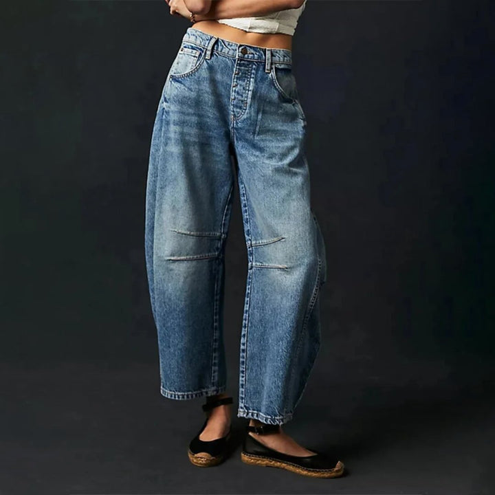Look printanier : femme en pantalon denim large et décontracté, très confortable.
