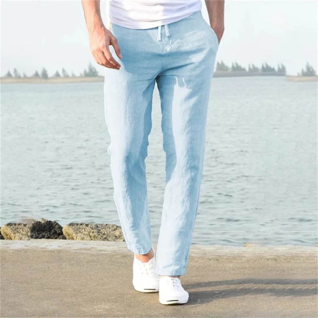 Homme portant un pantalon léger d'été à coupe droite, cordon de serrage, décontracté et confortable.
