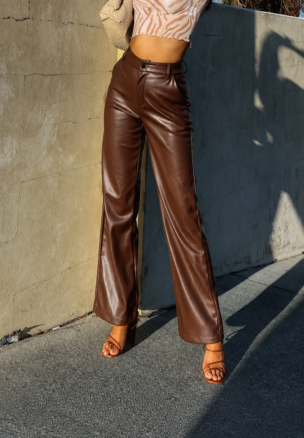 Pantalon taille haute droit pour femme, polyvalent, idéal pour une tenue casual chic ou élégante. Style tendance automne.