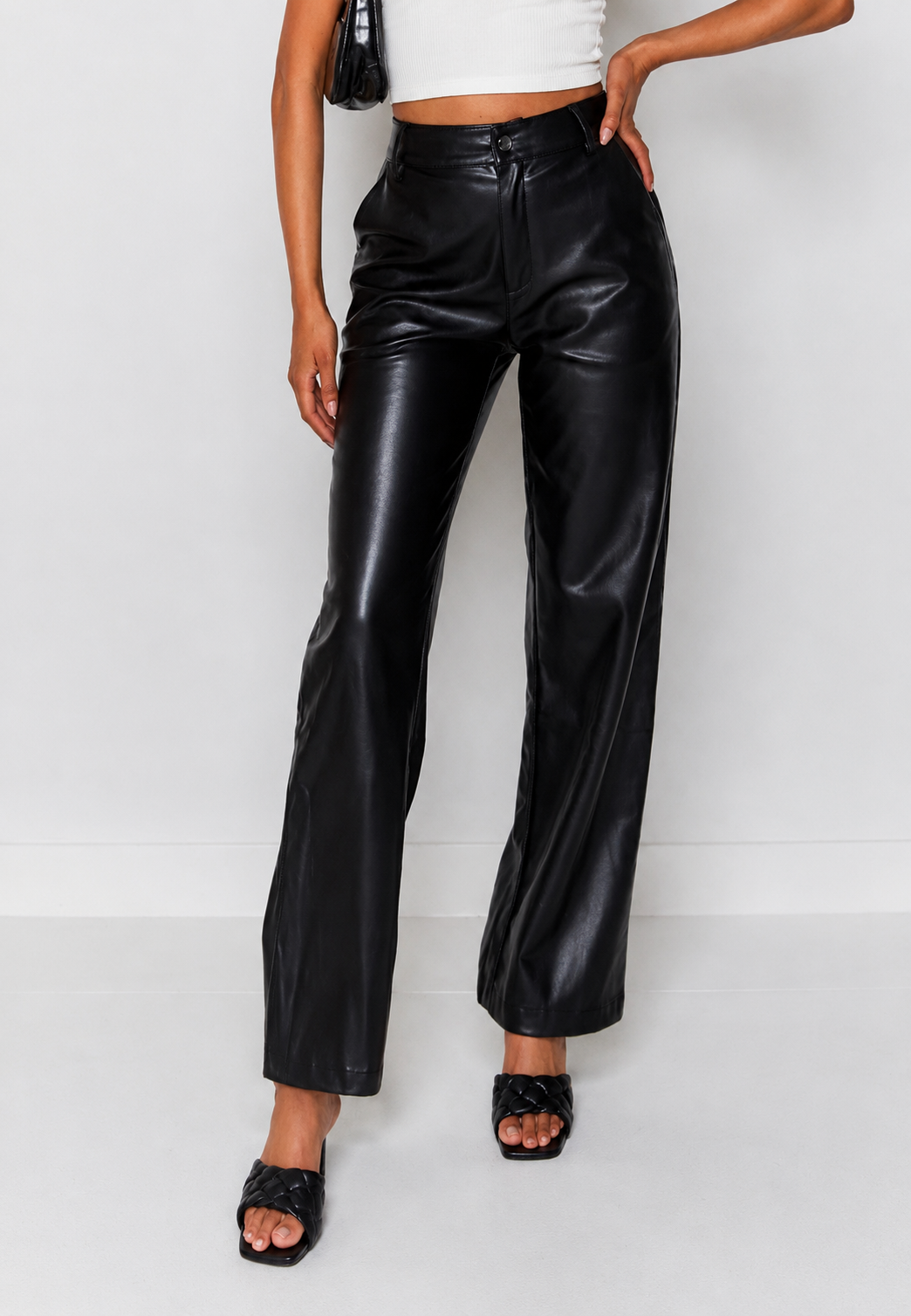 Pantalon droit femme taille haute qui allonge la silhouette. Tenue chic et contemporaine pour toute occasion.