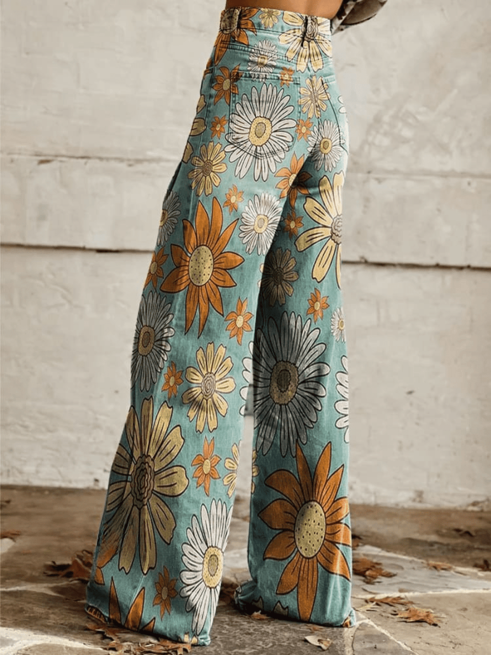 Pantalon palazzo jambes larges pour femme, imprimé floral jaune vif. Tissu fluide, parfait pour un look printemps-été décontracté.