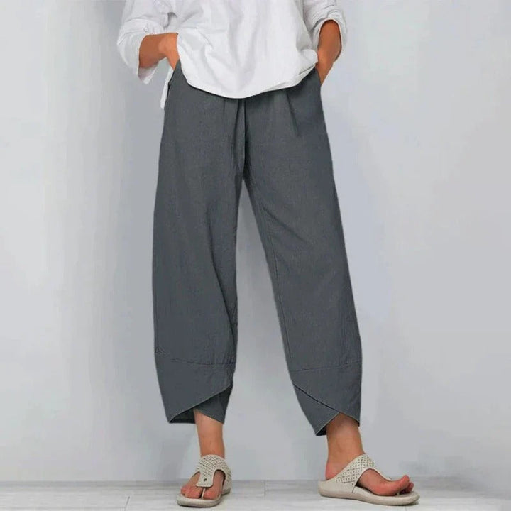 Détail du pantalon raccourci femme à jambe large, avec ourlet tulipe chic et taille élastiquée pour le confort.