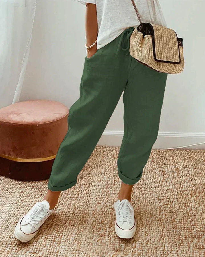 Pantalon chic femme raccourci décontracté. Modèle mode avec taille-cordon, idéal pour le printemps/été.