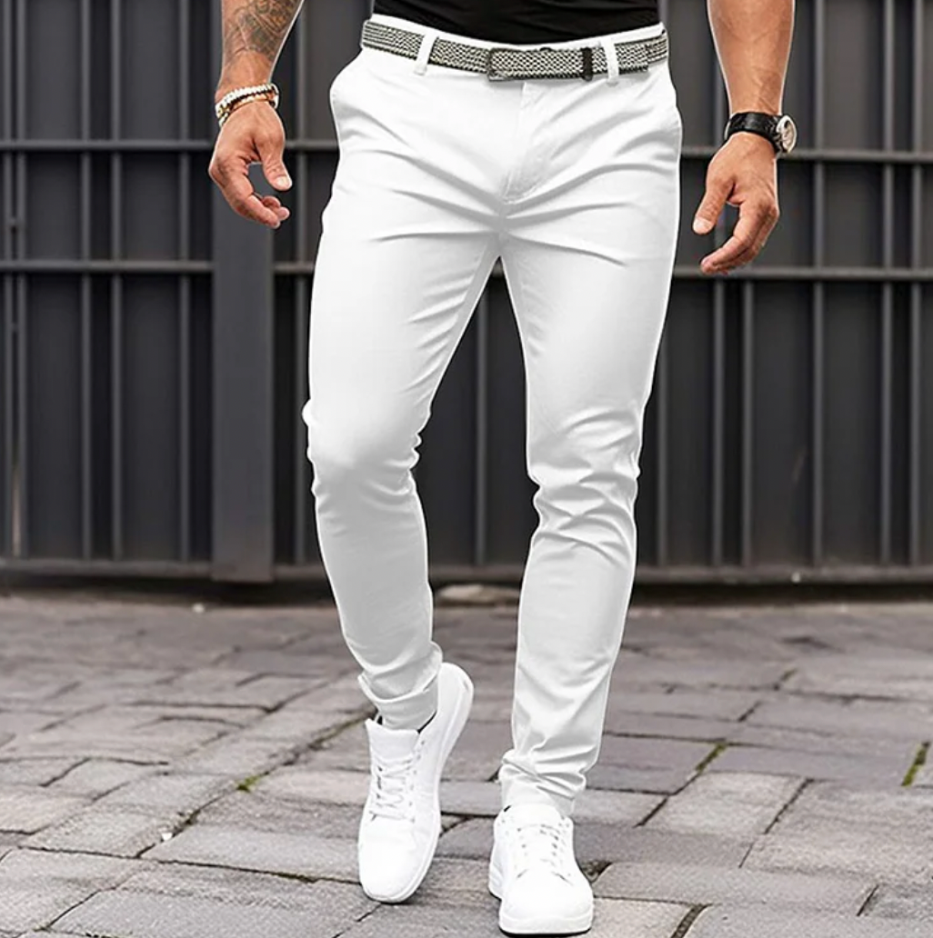 Pantalon slim homme gris moderne, coupe ajustée, essentiel pour une tenue masculine élégante et confortable.