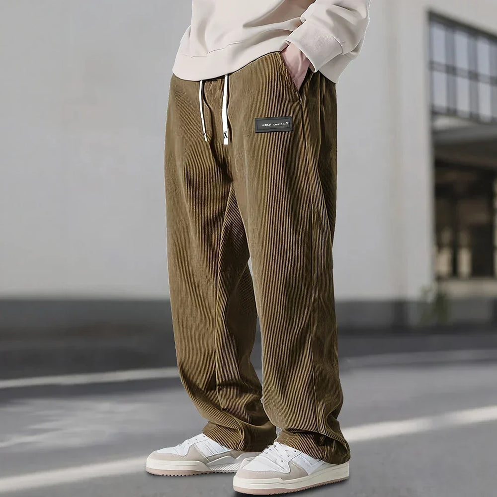 Pantalon femme en velours côtelé extensible, coupe mode confortable pour le quotidien.