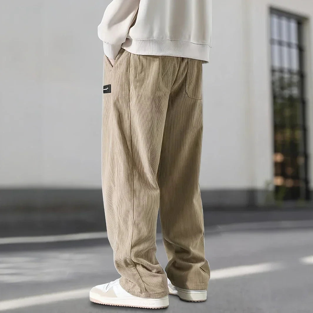 Pantalon femme chic en velours côtelé extensible, parfait pour un look décontracté moderne.